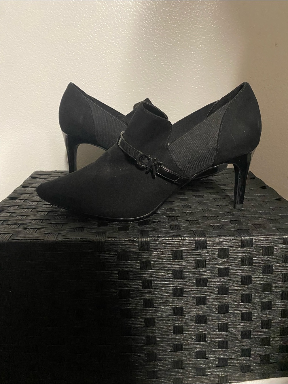 Calvin Klein Black Pointed-Toe Mid-Heel Pumps with Logo Strap